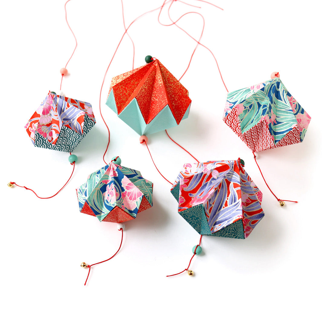 photo packshot des pampilles montées du kit pampilles « baroque » dans les tons rouges, bleu canard, roses et vert d'eau adeline klam