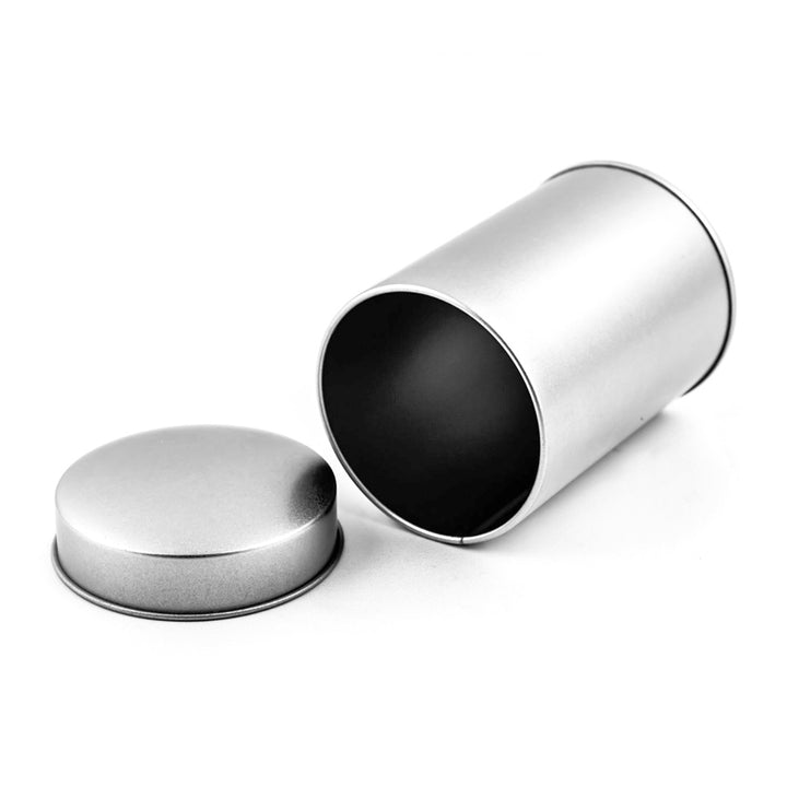 photo packshot de la petite boîte à thé ou à épices couchée au couvercle simple bombé ouvert