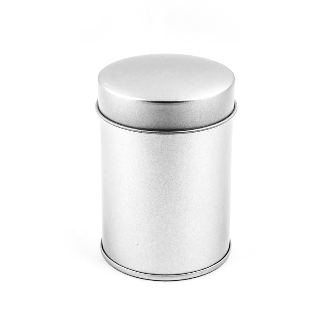 photo packshot de la petite boîte à thé ou à épices debout au couvercle simple bombé fermé