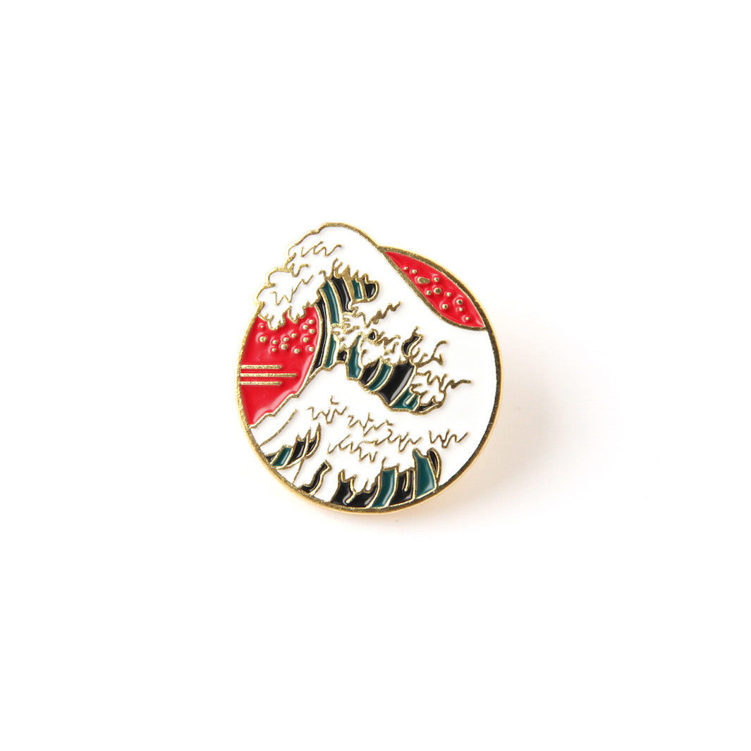 photo packshot du pin's en forme de vague japonaise de style hokusai rouge, bleu canard et noire