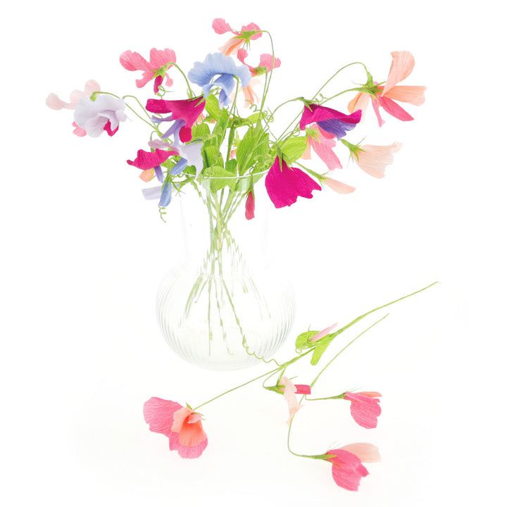 photo packshot des pois de senteur réalisés du kit bouquet pois de senteur en crépon dans les tons rose clair, rose fuschia, mauve, bleu et vert adeline klam