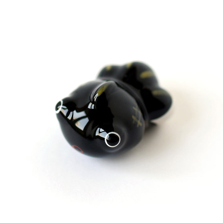 photo packshot d'un petit poisson flottant noir en céramique