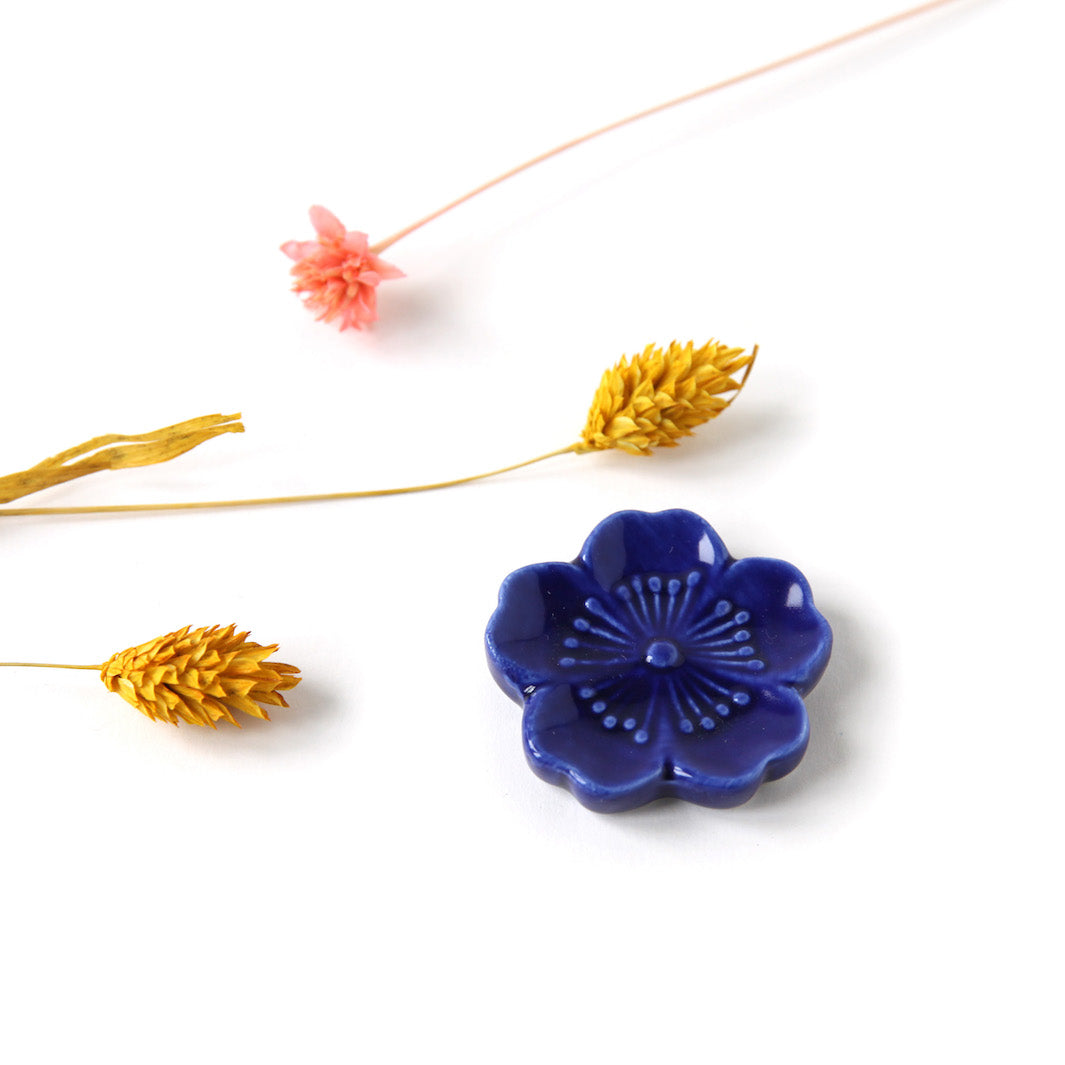 photo packshot du porte-baguettes en forme de sakura de couleur bleu marine
