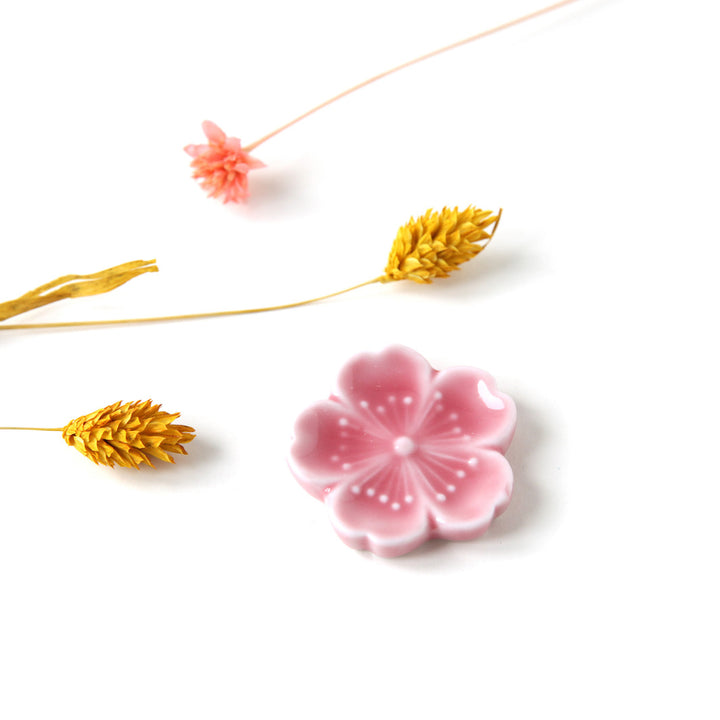 photo packshot du porte-baguettes en forme de sakura de couleur rose