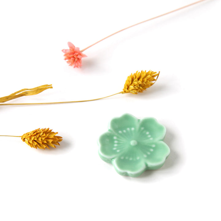 photo packshot du porte-baguettes en forme de sakura de couleur vert d'eau