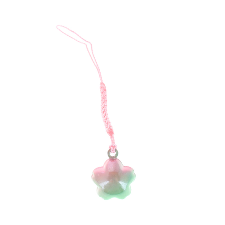 photo packshot d'un porte-clefs en forme de fleurs de cerisier de couleur vert et rose nacré