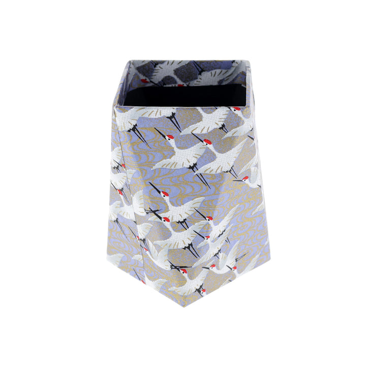 photo packshot du pot à crayon prisme habillé d'un papier japonais aux motifs d'envolée de grues blanches sur fond bleu gris lavande adeline klam (M388)