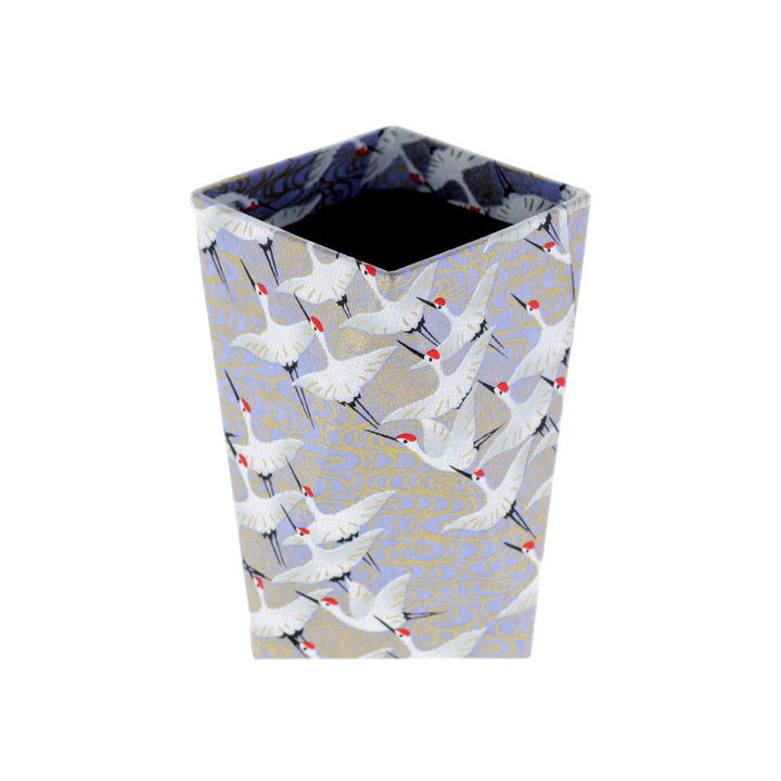 photo packshot du pot à crayon prisme habillé d'un papier japonais aux motifs d'envolée de grues blanches sur fond bleu gris lavande adeline klam (M388)
