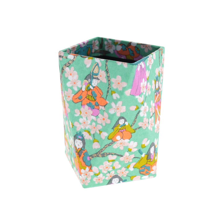 photo packshot du pot à crayon prisme au motifs de poupées d'hina matsuri et de fleurs de pêcher dans les tons vert menthe, roses, mauve, orange clair, vert acidulé et bleus adeline klam (M1004)
