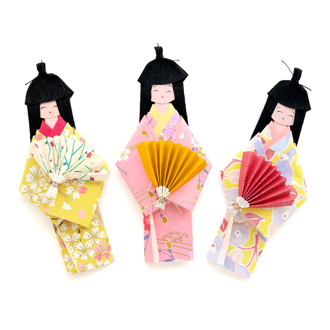 photo packshot des poupées montées du kit poupées japonaises « iris » dans les tons jaunes, violet lilas et roses adeline klam