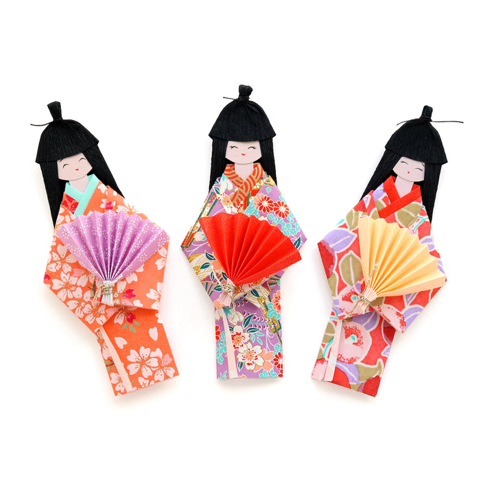 photo packshot des poupées montées du kit poupées japonaises « hibiscus » dans les tons rouge rose, violet mauve, vert d'eau et corail adeline klam
