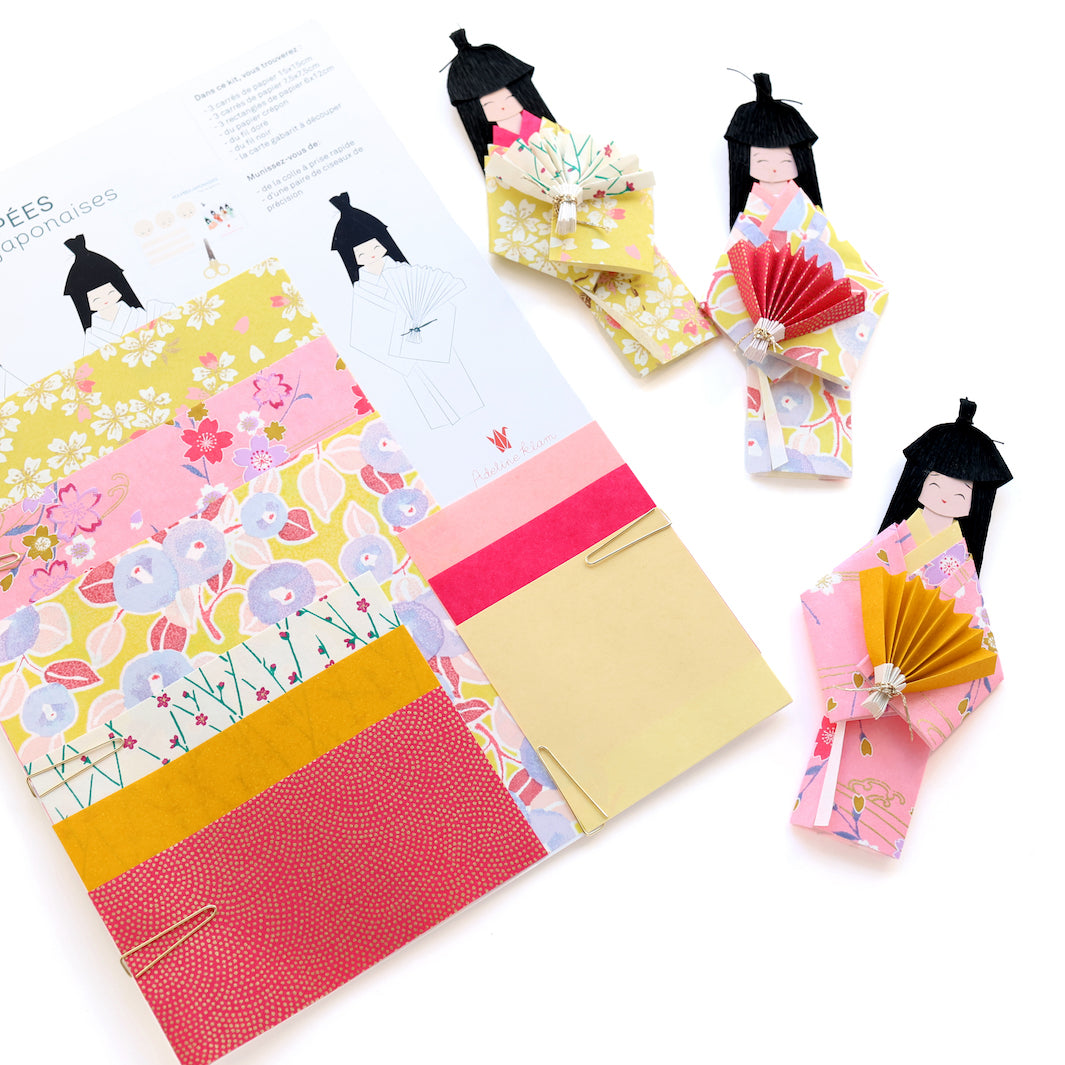 photo packshot des poupées montées et du packaging du kit poupées japonaises « iris » dans les tons jaunes, violet lilas et roses adeline klam