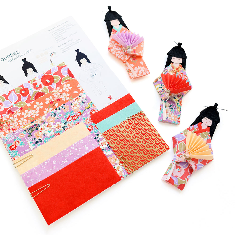 photo packshot des poupées montées et du packaging du kit poupées japonaises « hibiscus » dans les tons rouge rose, violet mauve, vert d'eau et corail adeline klam