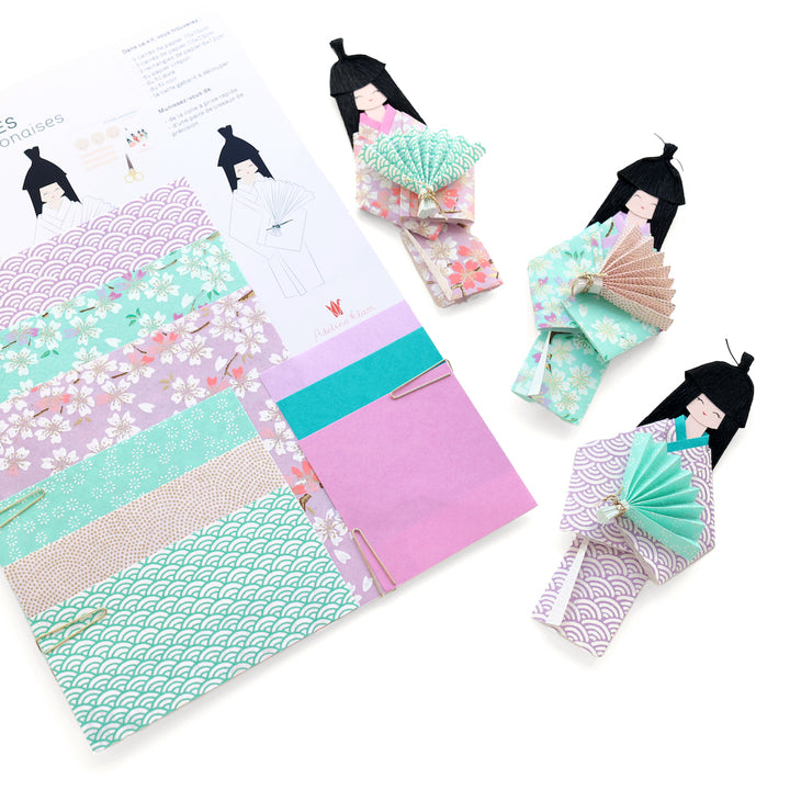 photo packshot des poupées montées et du packaging du kit poupées japonaises « lilas » dans les tons vert d'eau, roses et violet mauve adeline klam
