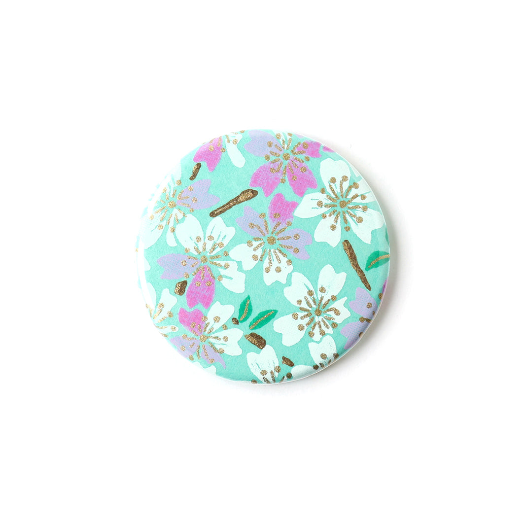 photo packshot du recto de l'aimant en papier japonais de 45mm de diamètre aux motifs de fleurs de cerisier vert menthe, mauve et blancs (M579) adeline klam