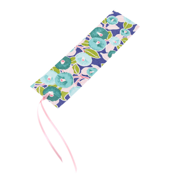 photo packshot du recto du marque-page en papier japonais au motif de camélias dans les tons bleu violet, vert d'eau, bleu canard et rose (M801) adeline klam