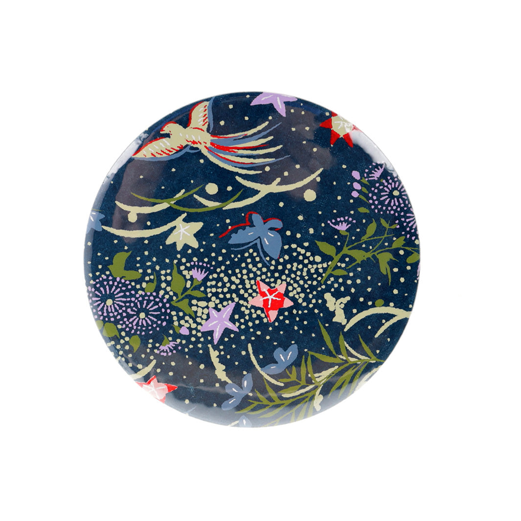 photo packshot du recto du miroir de poche tapissé de papier japonais de fleurs, d'oiseaux et de papillons dans les tons bleu marine, rouges, mauve, vert clair et foncé (M951) adeline klam