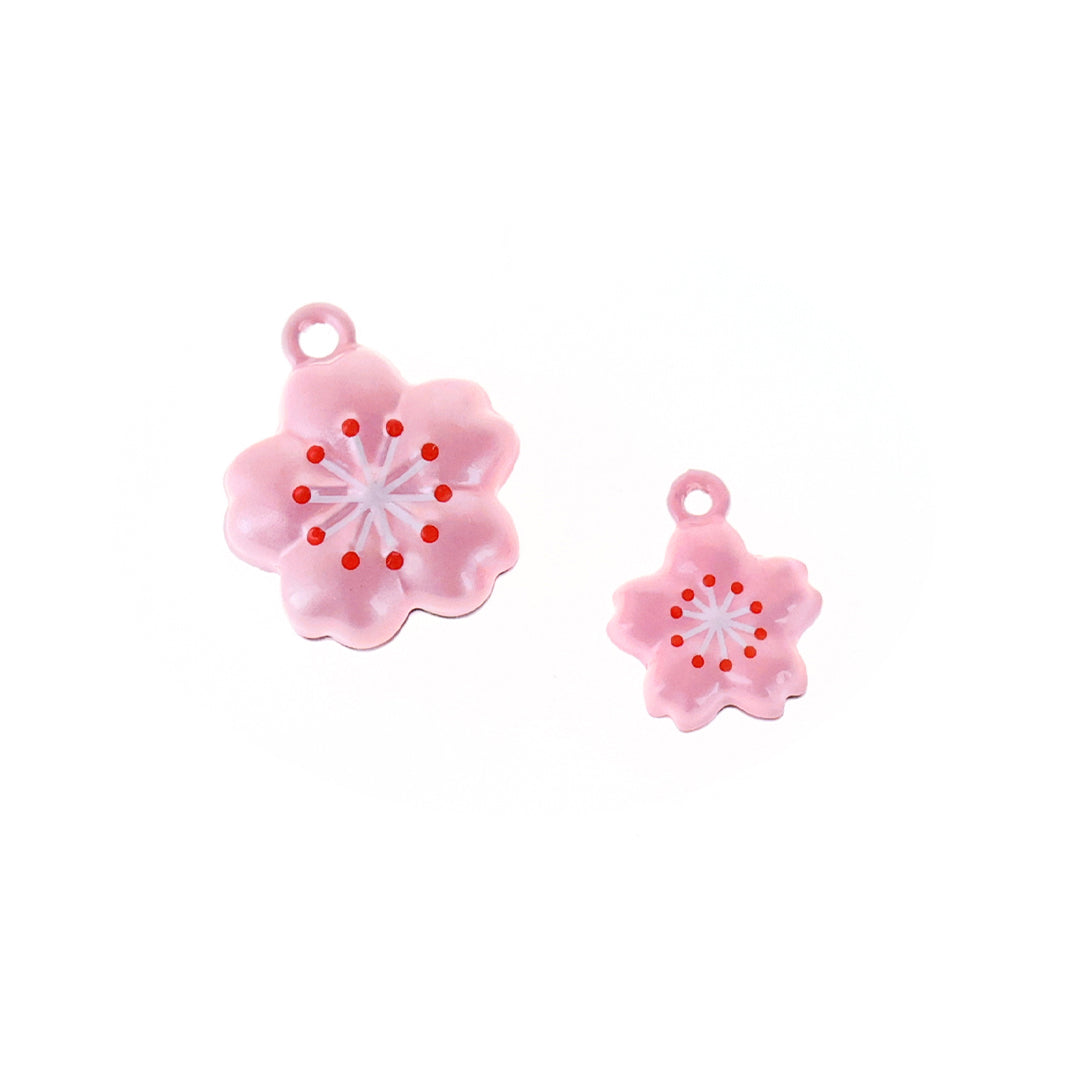 photo packshot des rectos du petit et du grand modèle de grelot en forme de fleur de cerisier rose