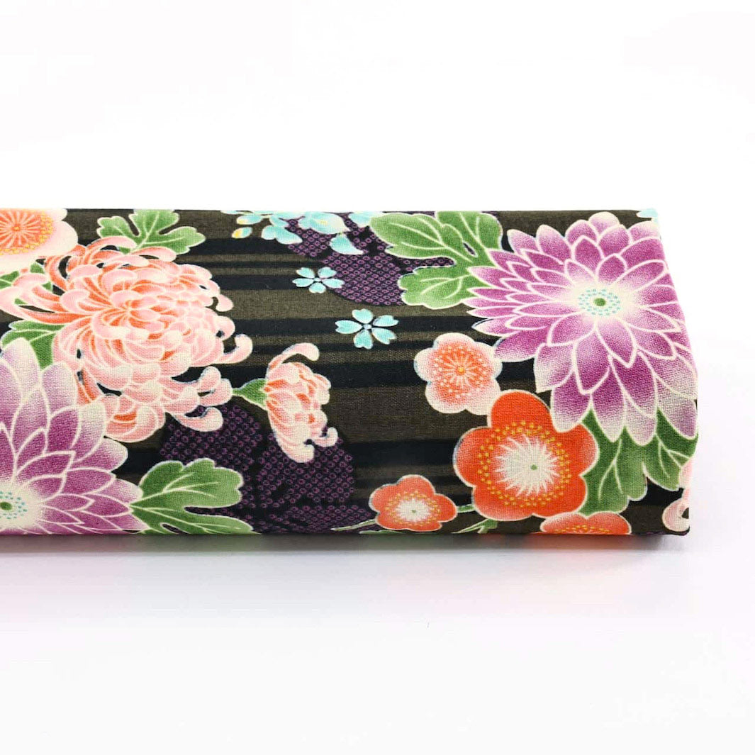 photo packshot du rouleau du tissu japonais aux motifs de chrysanthèmes, de pivoines, de fleurs de prunier et de cerisier dans les tons noirs, violets, corail, turquoise et jaune T549
