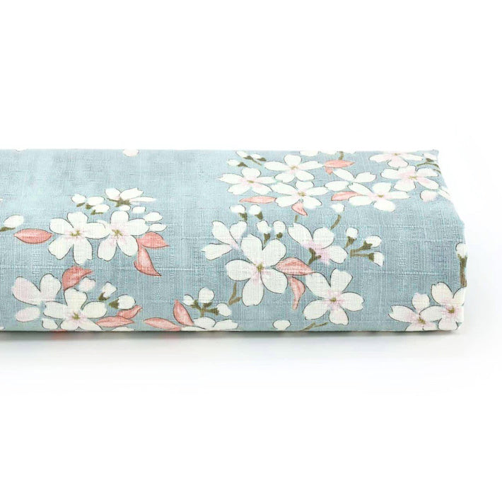 photo packshot du rouleau du tissu japonais aux motifs de fleurs de cerisier dessinées dans les tons bleu gris, rose corail et blanc T551