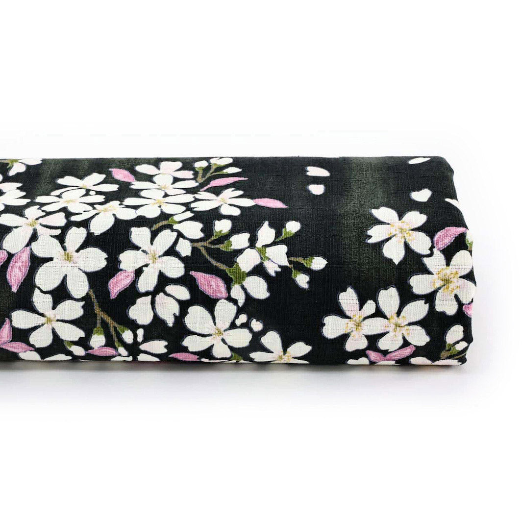 photo packshot du rouleau du tissu japonais aux motifs de fleurs de cerisier dessinées dans les tons noirs, roses et vert T552