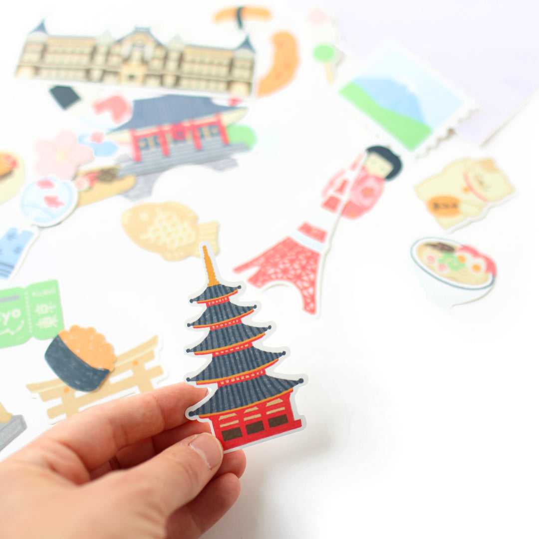 photo packshot de la taille des stickers du lot de 28 gros stickers sur le thème « voyage à tokyo » de la marque sueatelier