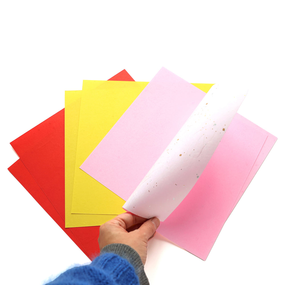 photo packshot de la texture du papier du set de 6 papiers origami unis texturés façon unryu et bicolore rouge, jaune et rose de 25cm par 25cm koma