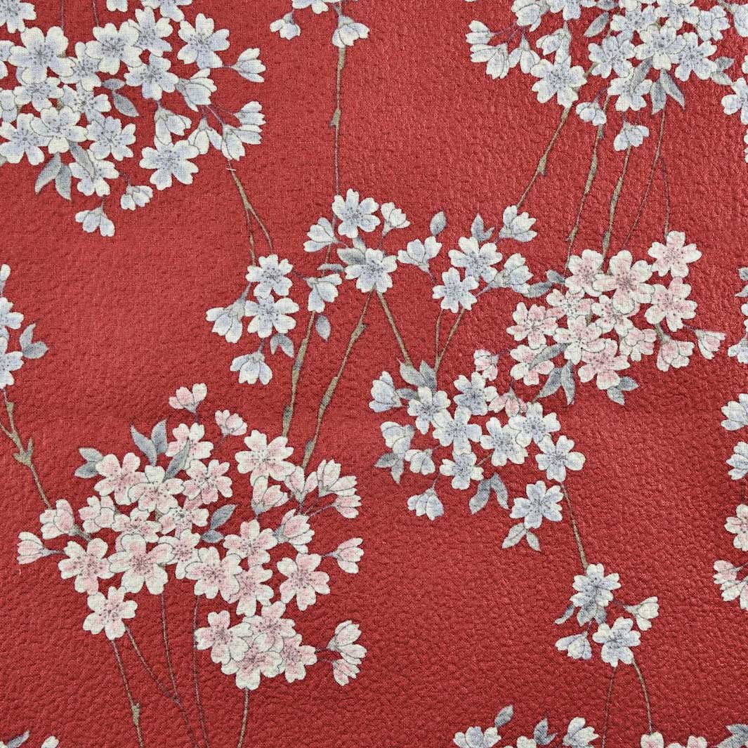 photo packshot du tissu japonais aux motifs de fines branches de fleurs de cerisier dans les tons rouge sombre, gris clair et rose pâle T358