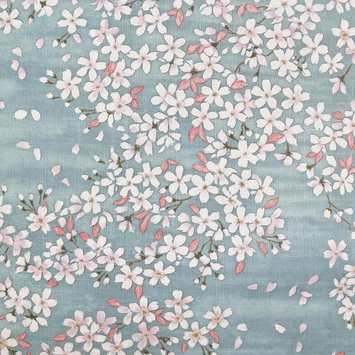 photo packshot du tissu japonais aux motifs de fleurs de cerisier dessinées dans les tons bleu gris, rose corail et blanc T551