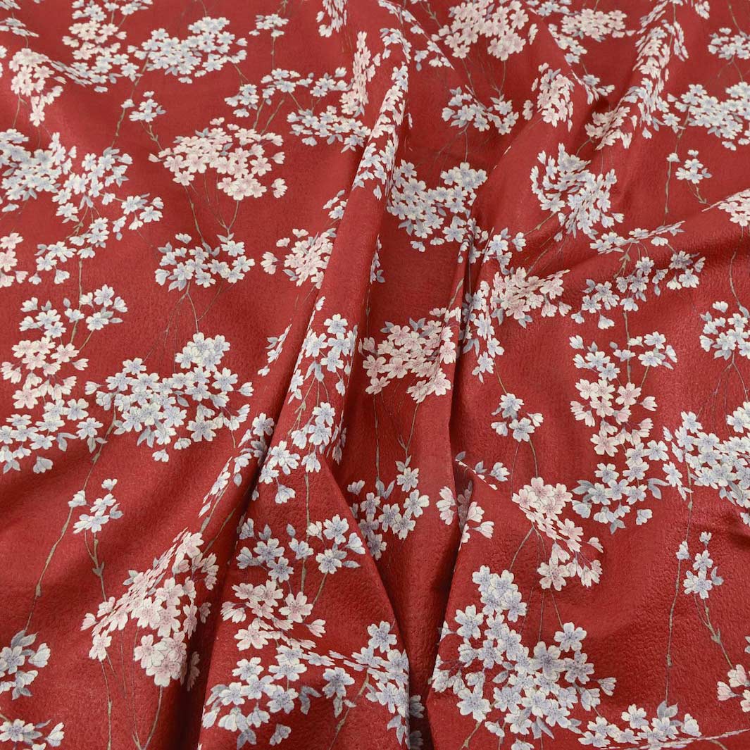 photo packshot du tombé du tissu japonais aux motifs de fines branches de fleurs de cerisier dans les tons rouge sombre, gris clair et rose pâle T358