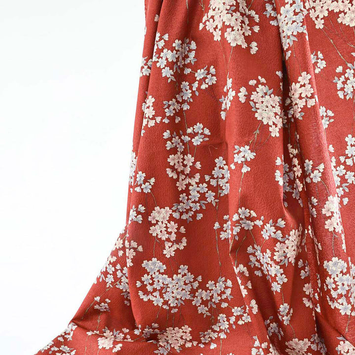 photo packshot du tombé du tissu japonais aux motifs de fines branches de fleurs de cerisier dans les tons rouge sombre, gris clair et rose pâle T358