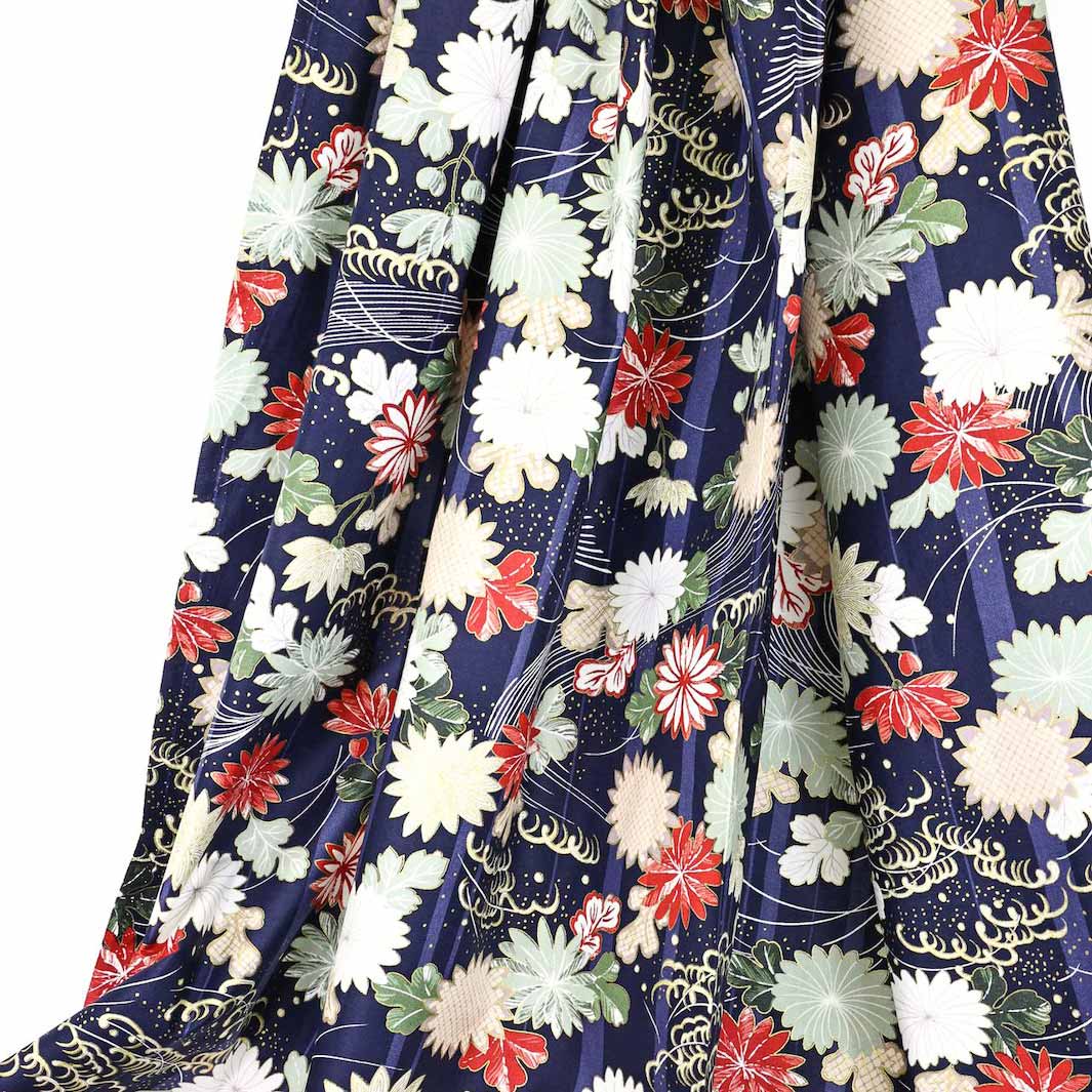 photo packshot du tombé du tissu japonais aux motifs de chrysanthèmes et de mouvements de brise dans les tons bleu marine, rouges, vert de gris et dorés T548