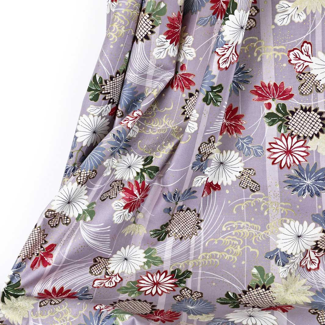 photo packshot du tombé du tissu japonais aux motifs de chrysanthèmes et de mouvements de brise dans les tons mauve clair, bleu gris, rouge, vert foncé et dorés T547