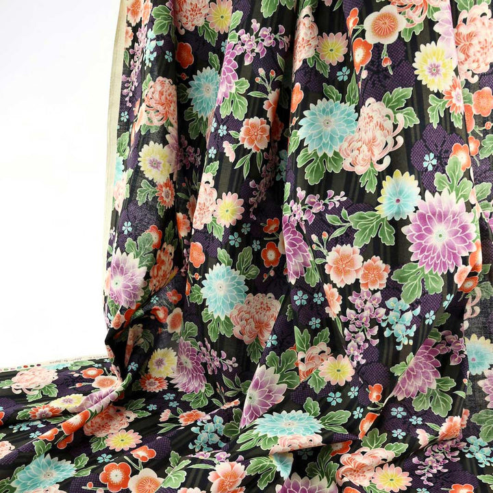 photo packshot du tombé du tissu japonais aux motifs de chrysanthèmes, de pivoines, de fleurs de prunier et de cerisier dans les tons noirs, violets, corail, turquoise et jaune T549