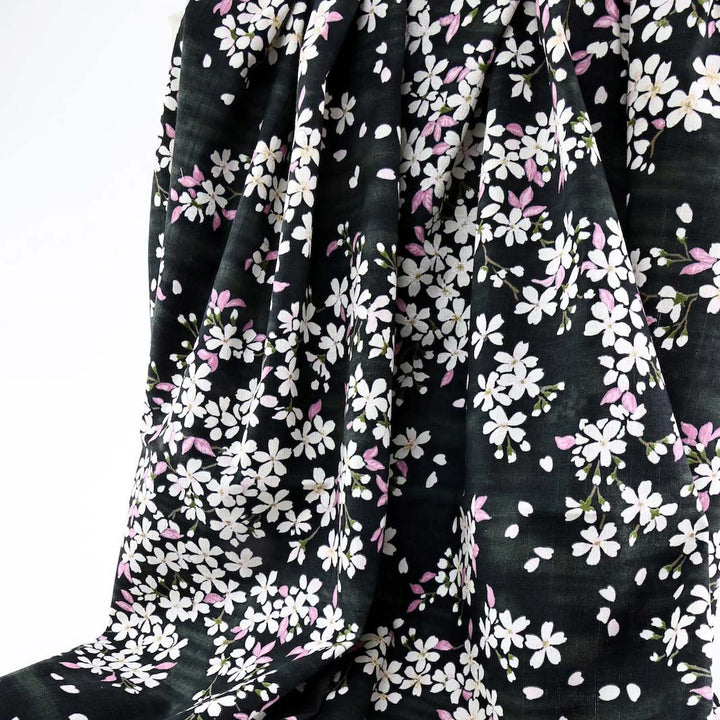 photo packshot du tombé du tissu japonais aux motifs de fleurs de cerisier dessinées dans les tons noirs, roses et vert T552