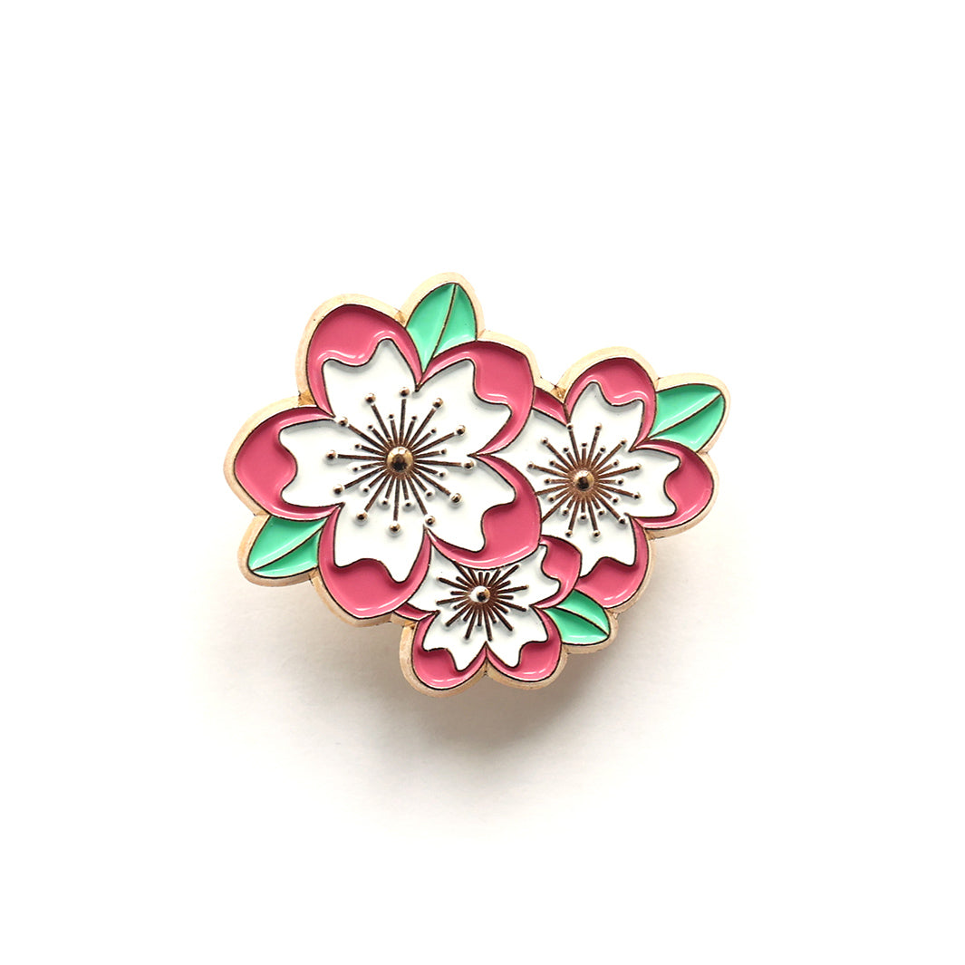 photo packshot du pin's en forme de trio de fleurs de cerisier bicolores roses et blanches