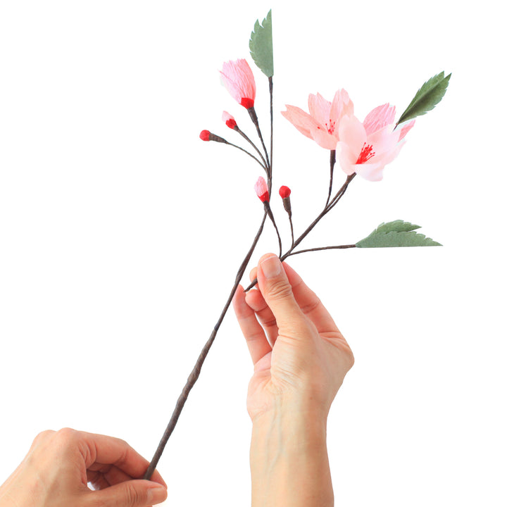 photo packshot d'un exemple d'utilisation des tiges épaisses pour la fabrication de branches de fleurs de cerisier en papier crépon adeline klam