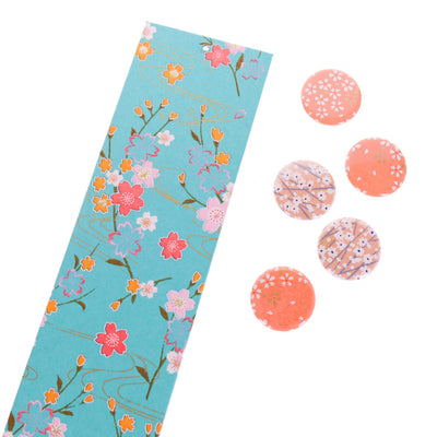 photo packshot avec une vue de biais du pêle-mêle tapissé du papier japonais aux motifs fleuris turquoise M380 adeline klam
