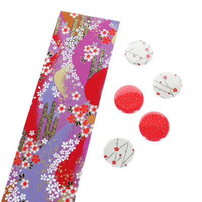 photo packshot avec une vue de biais du pêle-mêle tapissé du papier japonais aux motifs de fleurs, de montagnes et de nuages rouges, roses et violets M948 adeline klam
