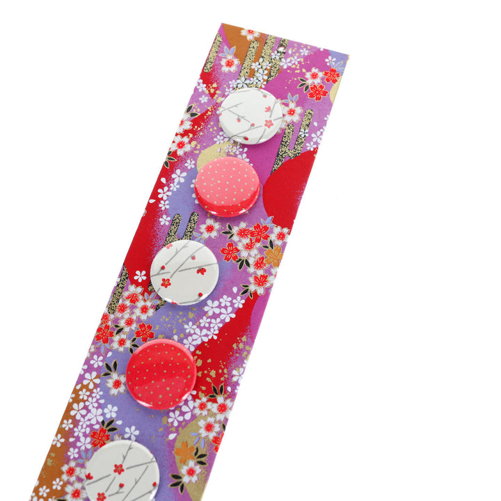 photo packshot avec une vue de biais du pêle-mêle tapissé du papier japonais aux motifs de fleurs, de montagnes et de nuages rouges, roses et violets M948 adeline klam