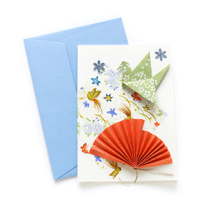 photo packshot en vue du dessus de la carte double habillée d'un carré de papier japonais et d'origami de grue et d'éventail dans les tons vert amande, rouge orange bleu pervanche et crème