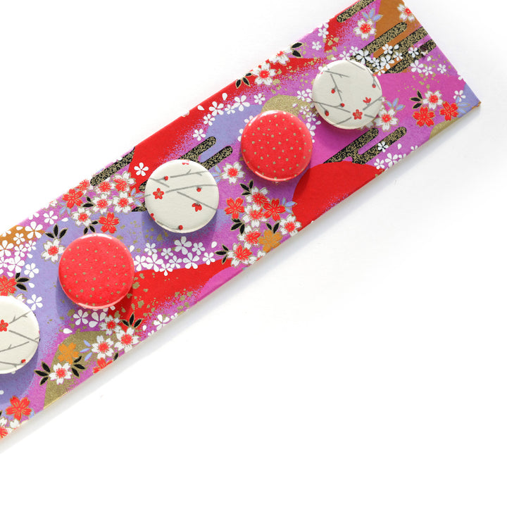 photo packshot avec un détail du pêle-mêle tapissé du papier japonais aux motifs de fleurs, de montagnes et de nuages rouges, roses et violets M948 adeline klam