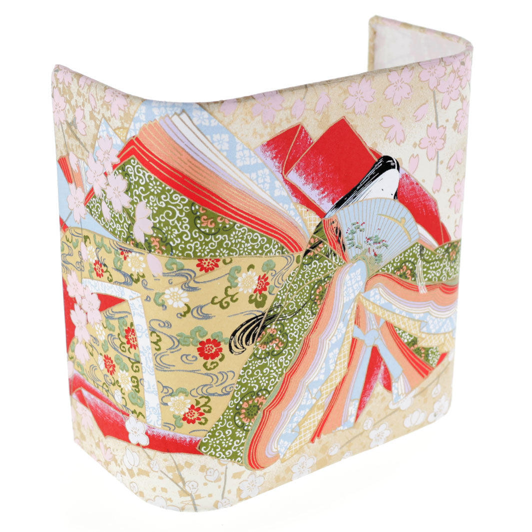 photo packshot avec une vue de face en biais d'une applique murale japonaise au motif de femmes en kimono dans les tons mordorés, rouges, verts, bleus et mauves