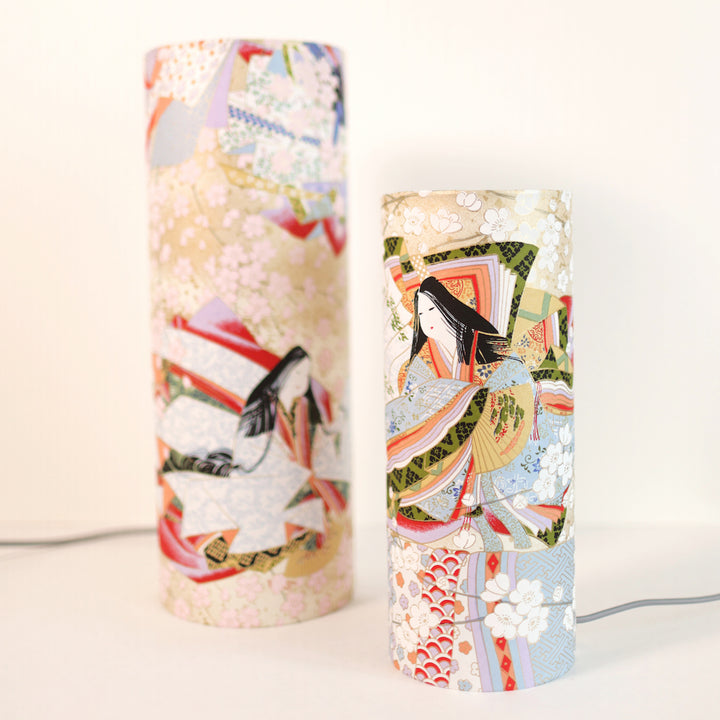 photo packshot avec une vue de face en biais de lampes à poser japonaise (taille s et m) au motif de femmes en kimono dans les tons mordorés, rouges, verts, bleus et mauves