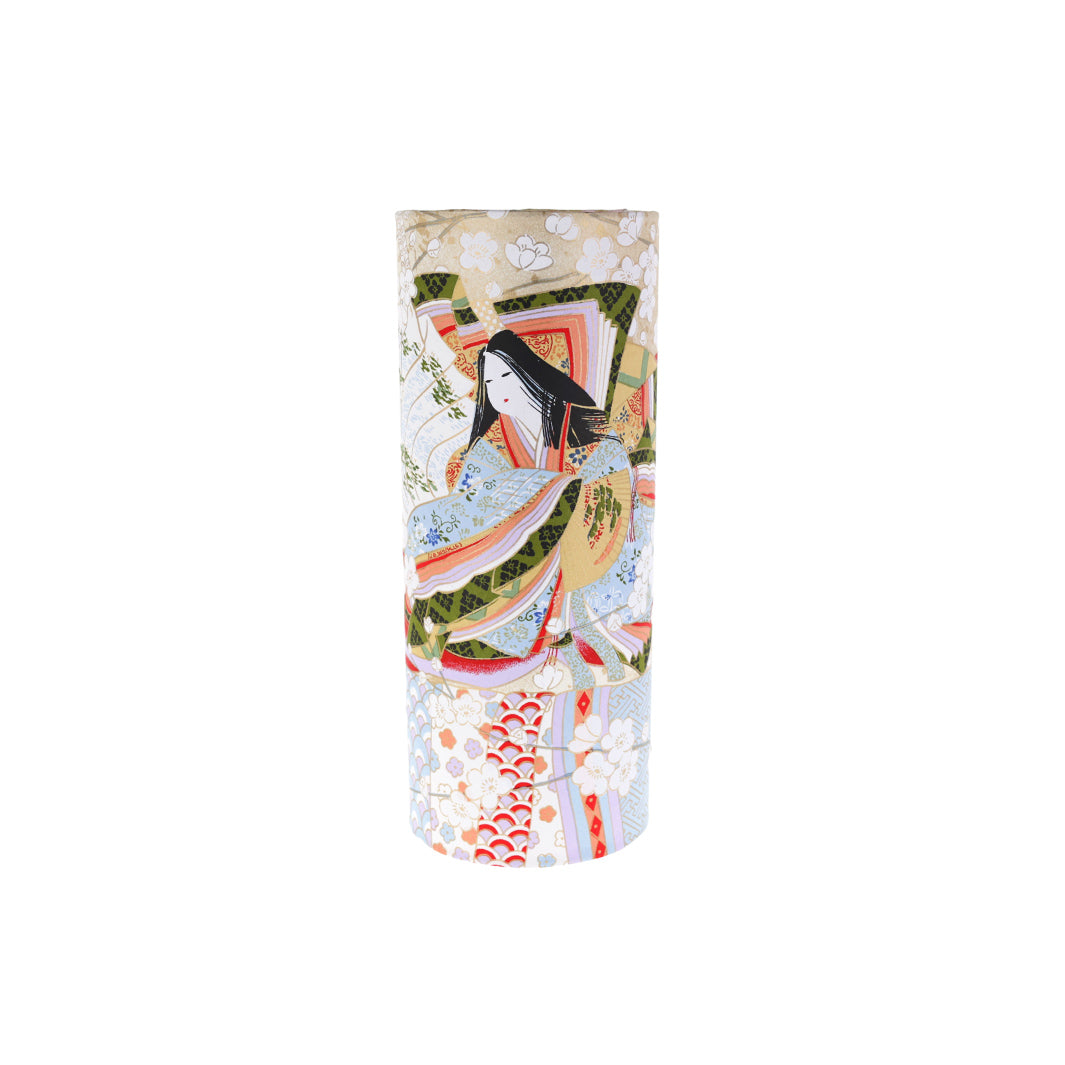 photo packshot avec une vue de face en biais d'une lampe à poser japonaise (taille s) au motif de femmes en kimono dans les tons mordorés, rouges, verts, bleus et mauves