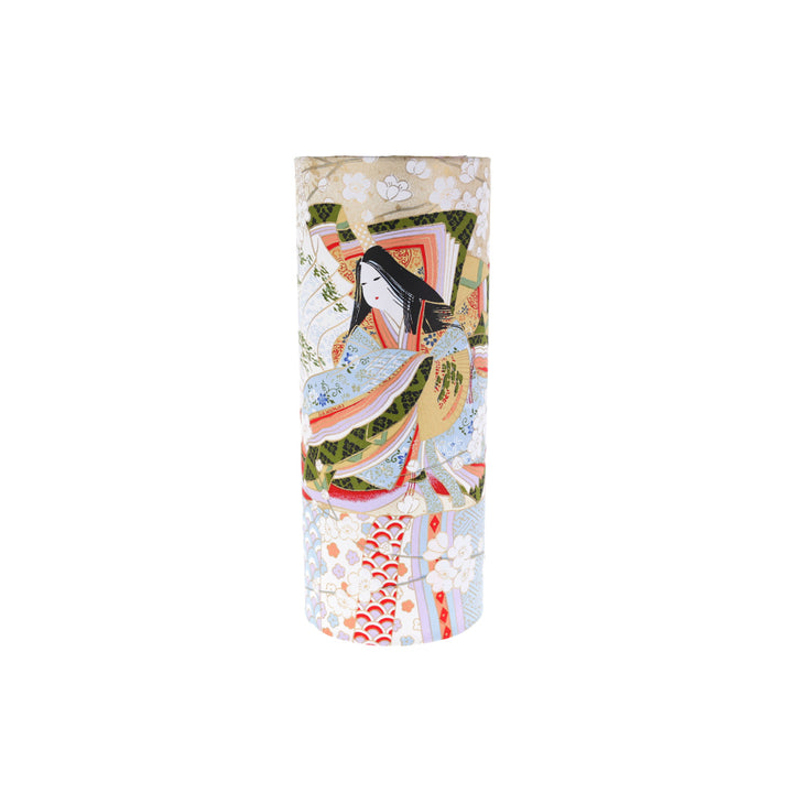 photo packshot avec une vue de face en biais d'une lampe à poser japonaise (taille s) au motif de femmes en kimono dans les tons mordorés, rouges, verts, bleus et mauves