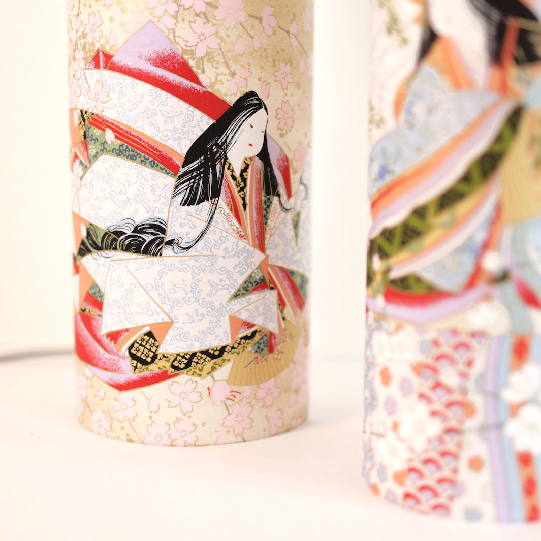 photo packshot avec une vue zoomée d'une lampe à poser japonaise (taille m) au motif de femmes en kimono dans les tons mordorés, rouges, verts, bleus et mauves