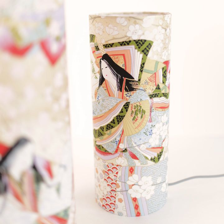 photo packshot avec une vue zoomée d'une lampe à poser japonaise (taille s) au motif de femmes en kimono dans les tons mordorés, rouges, verts, bleus et mauves