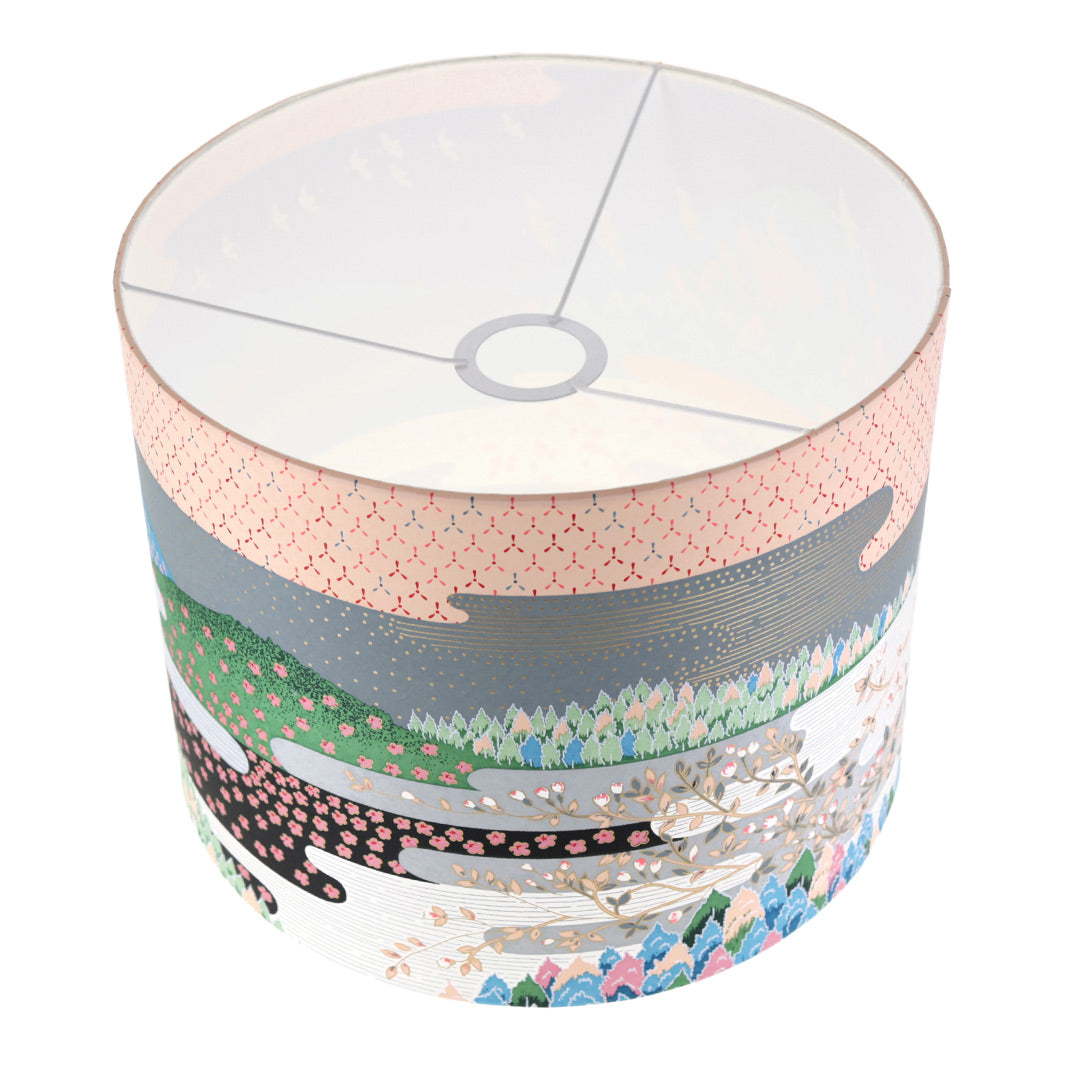 photo packshot avec une vue de haut de la structure d'un abat-jour japonais au motif de paysage japonais (ciel et montagne) dans les tons bleus, verts, gris, noirs, orange et rosesphoto packshot avec une vue de face d'un abat-jour japonais au motif de paysage japonais (ciel et montagne) dans les tons bleus, verts, gris, noirs, orange et roses
