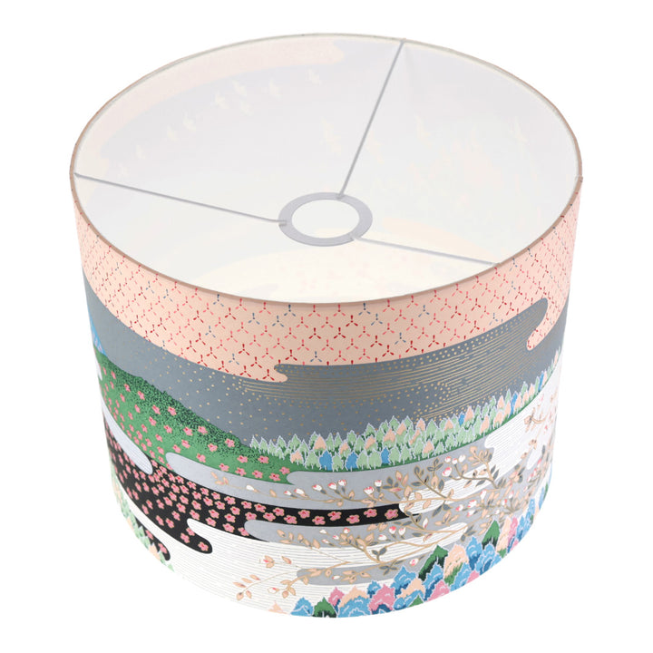 photo packshot avec une vue de haut de la structure d'un abat-jour japonais au motif de paysage japonais (ciel et montagne) dans les tons bleus, verts, gris, noirs, orange et rosesphoto packshot avec une vue de face d'un abat-jour japonais au motif de paysage japonais (ciel et montagne) dans les tons bleus, verts, gris, noirs, orange et roses